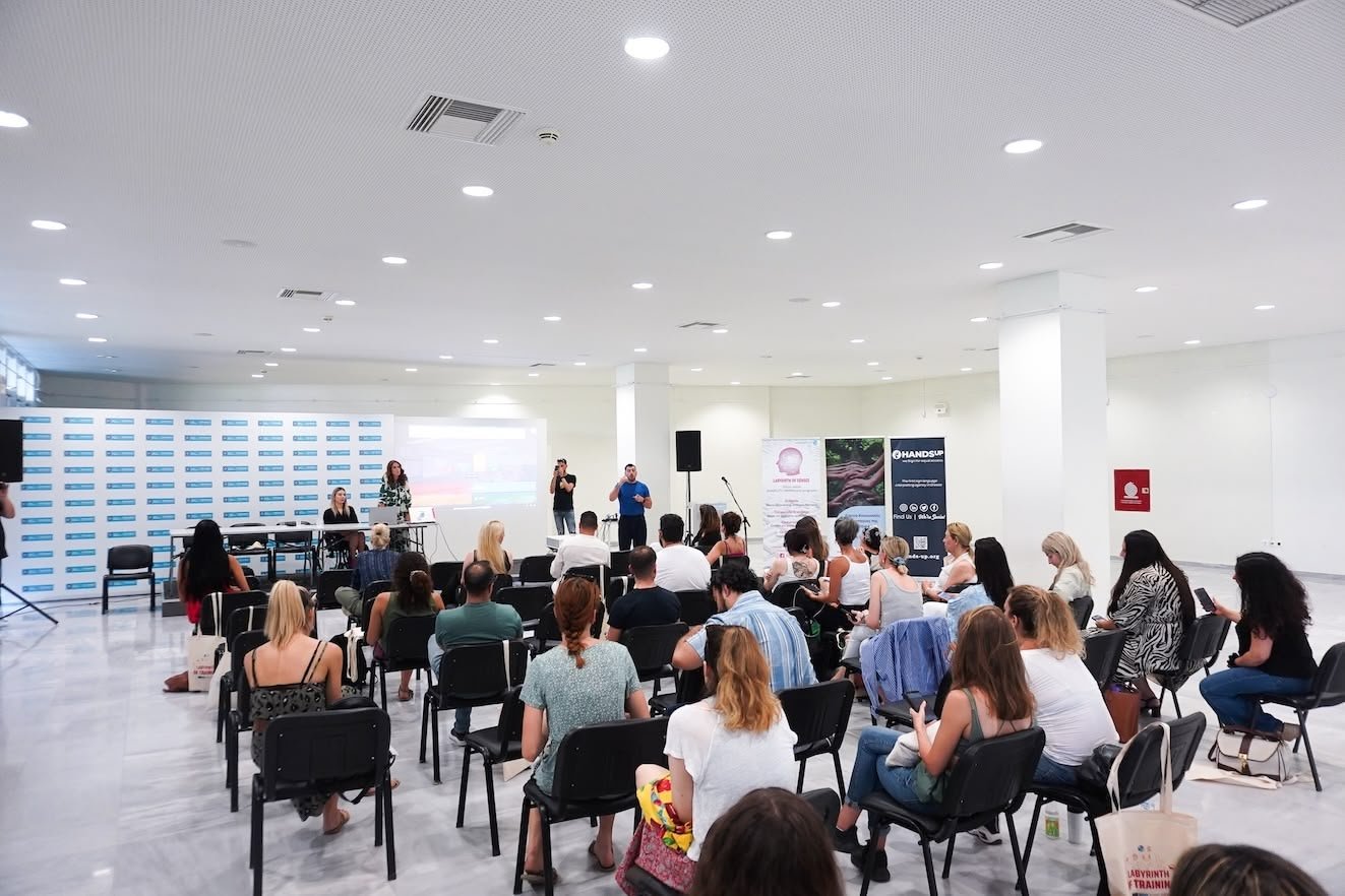 Η γεμάτη αίθουσα στο Σεράφειο του Δήμου Αθηναίων όπου υλοποιείται εκπαιδευτικό πρόγραμμα ανοιχτό στο κοινό.